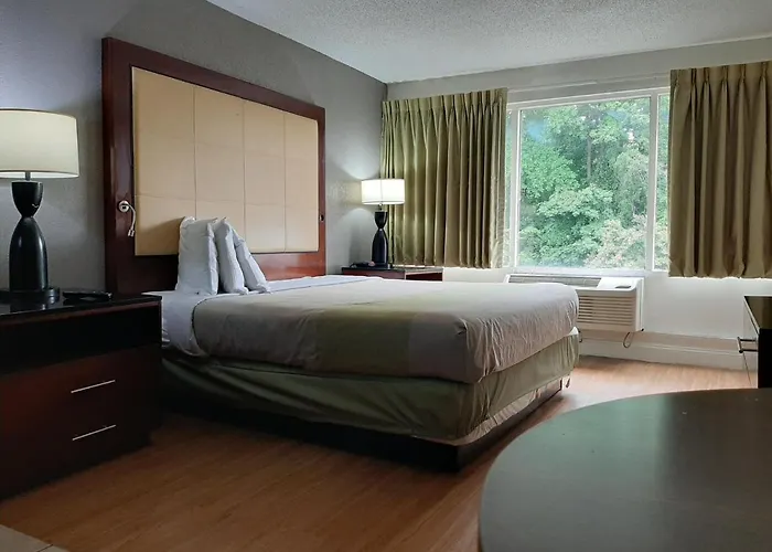 Econo Lodge Airport Near Billy Graham Parkway