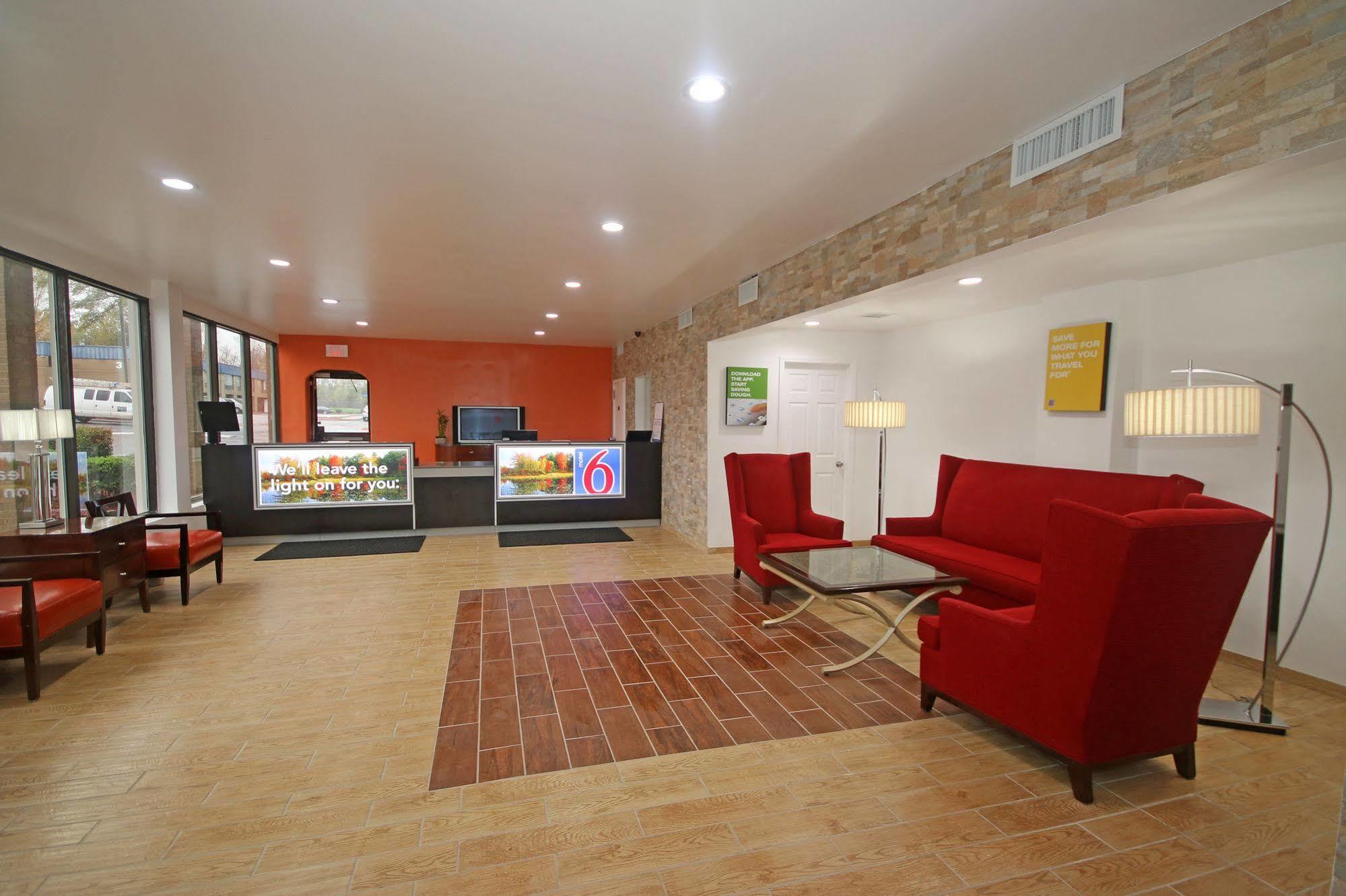 Econo Airport Near Billy Graham Parkway Hotel 2*